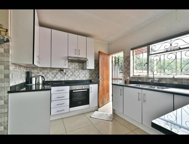 4 BEDROOM HOUSE FOR SALE IN BEZUIDENHOUT VALLEY